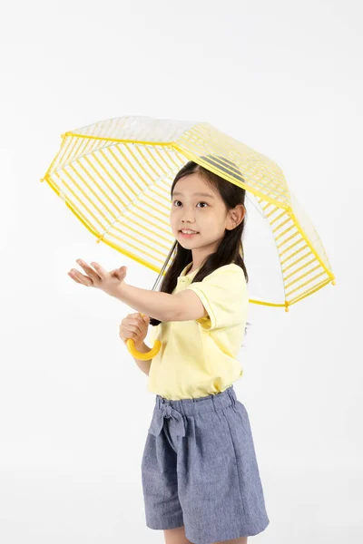 Csinos Fiatal Koreai Lány Esős Évszak Koncepció Fehér Háttér Stúdió — Stock Fotó