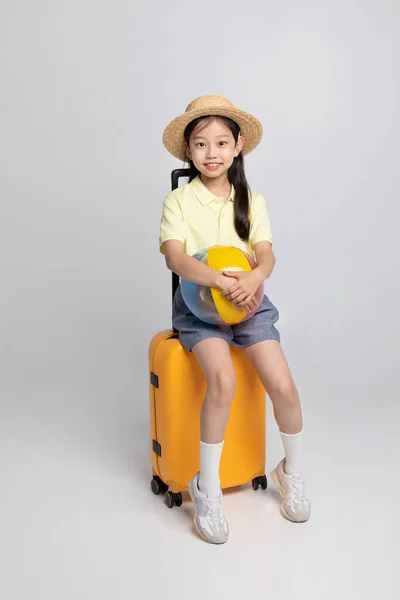 Koreański Młoda Dziewczyna Noszenie Ubrania Siłowni Białym Tle Studio Trzymając — Zdjęcie stockowe