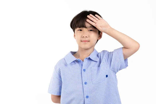 Корейский Мальчик Голубой Рубашке Полурукавом Белом Фоне Студия Покрывая Солнце — стоковое фото