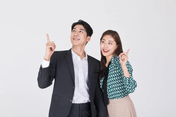 Korean Young Couple Man Woman Wearing Modern Hanbok Giving Directions — Stock Photo, Image