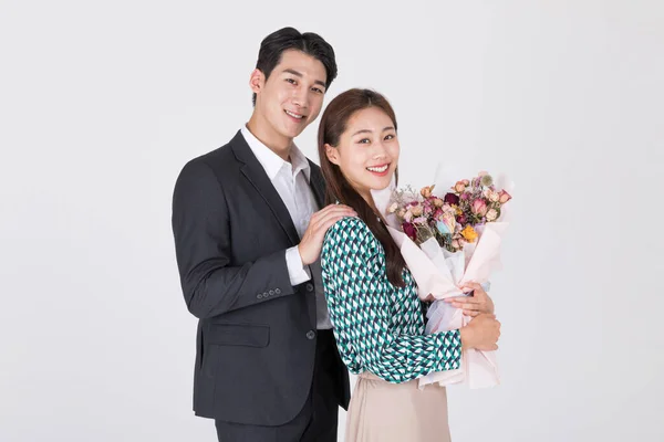 Korejský Mladý Pár Muž Žena Moderním Hanboku Drží Kytici Květin — Stock fotografie