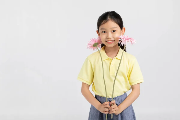 Beyaz Arka Plan Stüdyosunda Elinde Çiçekler Olan Koreli Genç Bir — Stok fotoğraf