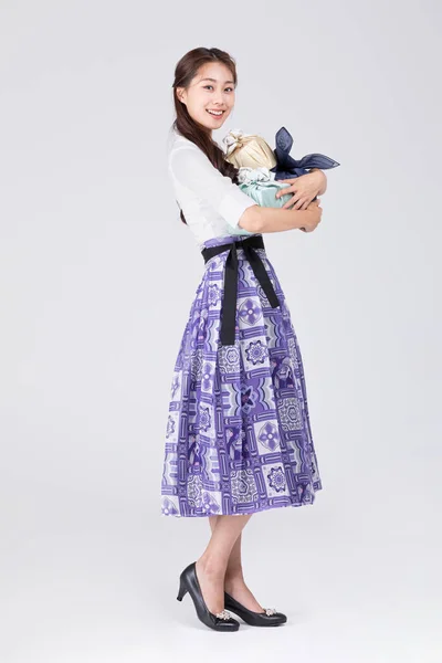 Hermosa Mujer Coreana Los Años Vistiendo Moderna Hanbok Holding Caja — Foto de Stock