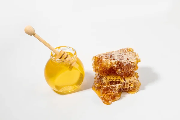 ハニカム ボトル入りの蜂蜜 ハニーディッパースティック — ストック写真