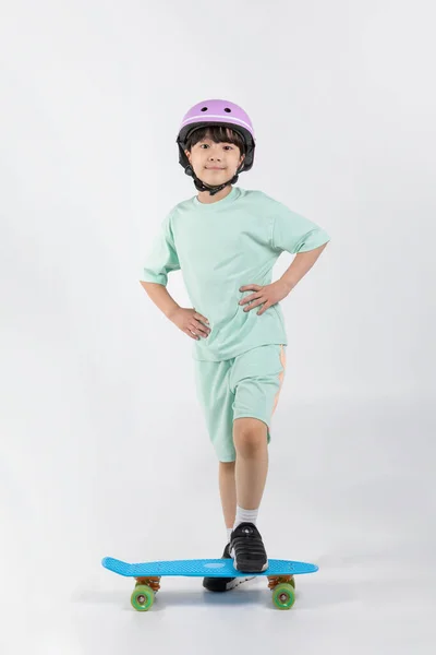 Корейська Дівчина Одягає Спортивний Одяг Білій Задній Студії Skateboard — стокове фото