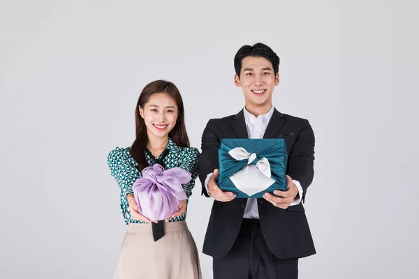 韩国年轻夫妇 男男女女身穿现代汉博克 送给他们礼品盒 — 图库照片