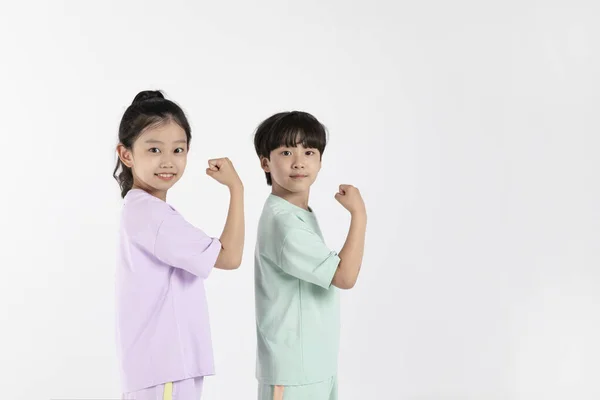Koreański Chłopiec Dziewczyna Fitness Ćwiczenia Koncepcja Białym Tle Pokazując Mięśnie — Zdjęcie stockowe