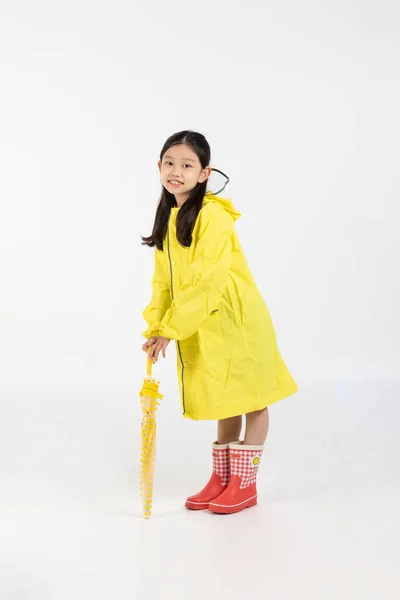 Bonito Jovem Coreano Menina Chuvoso Conceito Temporada Fundo Branco Studio — Fotografia de Stock