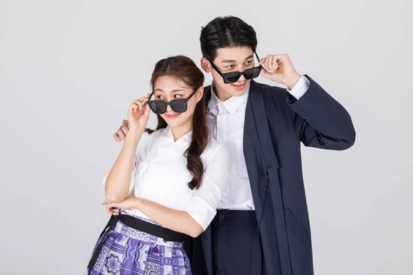 韓国の若いカップル 男性と女性は現代韓服を着て サングラスで遊んでいます — ストック写真