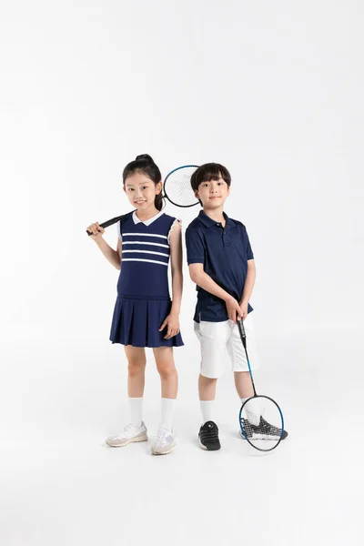 Coreano Menino Menina Fitness Exercício Conceito Fundo Branco Segurando Badminton — Fotografia de Stock