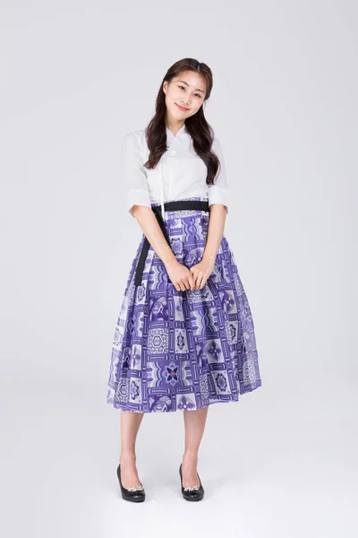 20多岁的漂亮韩国女人 身穿现代韩国服 面带微笑 — 图库照片
