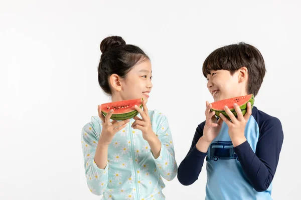 Korean Boy Girl Summer Concept White Background_Holding Watermelon — Stock Photo, Image