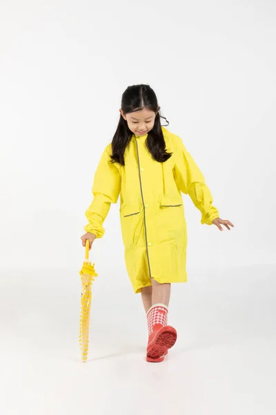 Słodkie Młoda Koreańska Dziewczyna Pora Deszczowa Koncepcja Białym Tle Studio — Zdjęcie stockowe