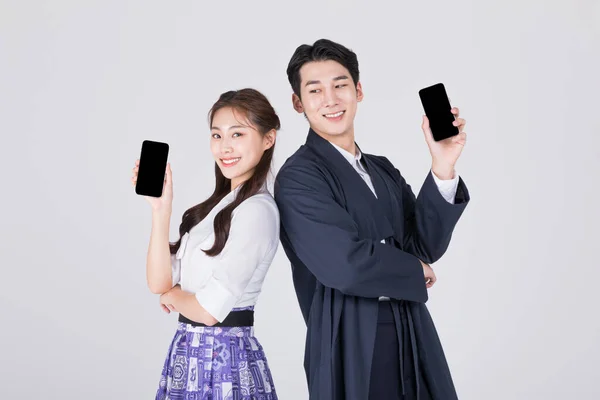 韩国一对20多岁的夫妇 身穿现代汉博克 手持智能手机 — 图库照片