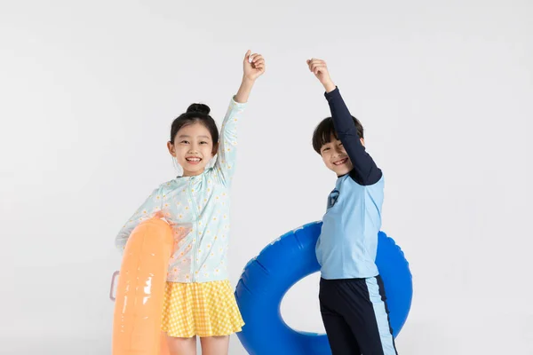 Koreański Chłopiec Dziewczyna Koncepcja Latem Białym Tle Gospodarstwa Nadmuchiwany Basen — Zdjęcie stockowe