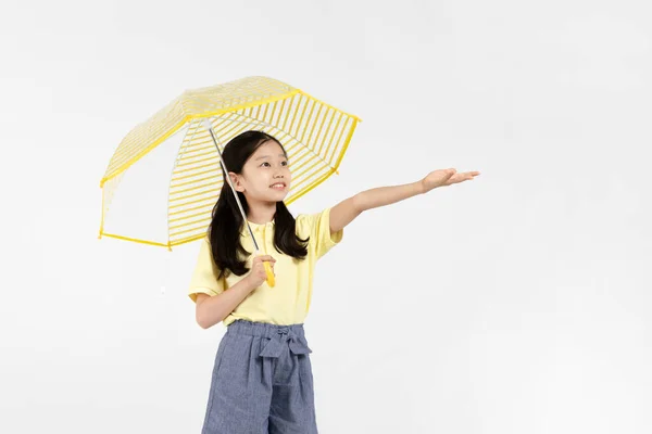 可爱的年轻韩国女孩 雨季的概念在白色背景工作室_ _拿着一把雨伞伸出来 — 图库照片