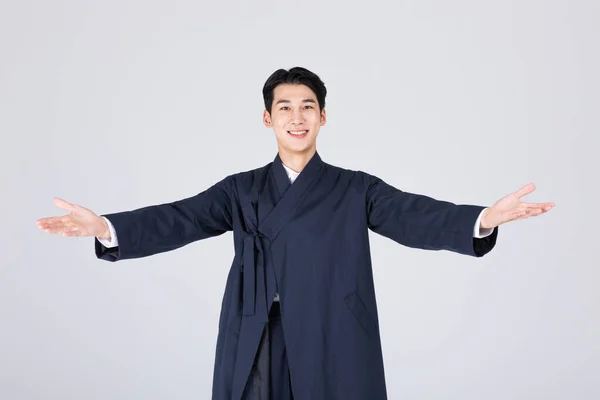 20代の韓国人青年が韓服を着て手の動き — ストック写真