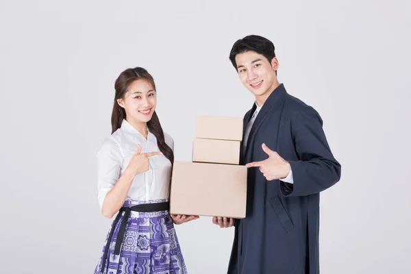 韩国夫妇 20多岁的男女 身穿现代汉博克式提箱 — 图库照片