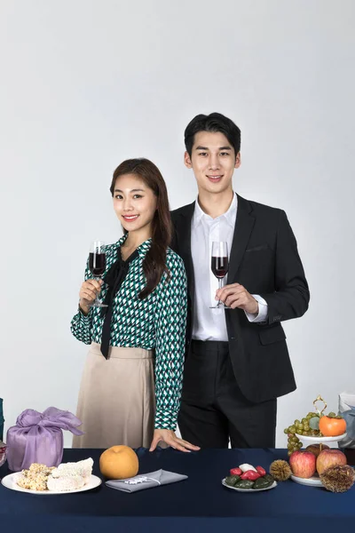 Koreański Młody Para Mężczyzna Kobieta Nowoczesnym Hanbok Trzymając Kieliszek Wina — Zdjęcie stockowe