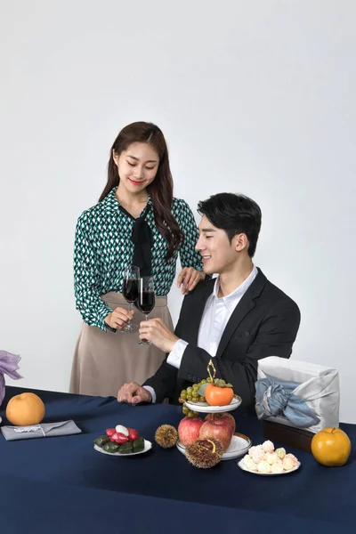 韓国の若いカップル 男性と女性は 現代の韓服を着て 乾杯とワイングラスを保持 — ストック写真