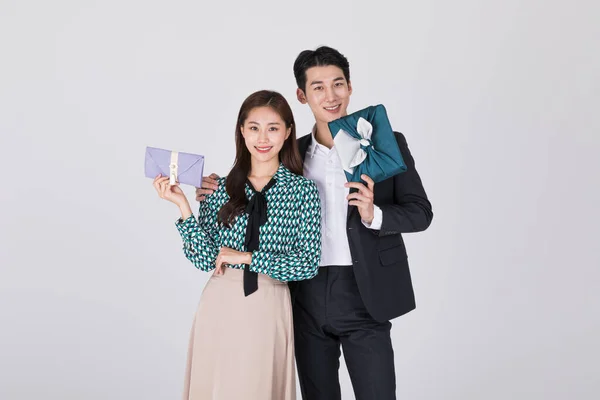 Korean Young Couple Man Woman Wearing Modern Hanbok Holding Gift — Stock Photo, Image