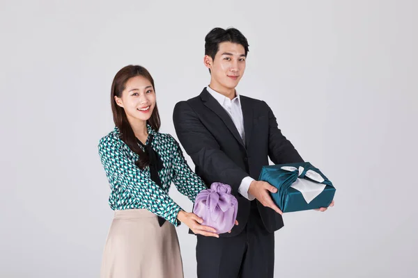 韩国年轻夫妇 男男女女 身穿现代汉博克 送给礼品盒 — 图库照片