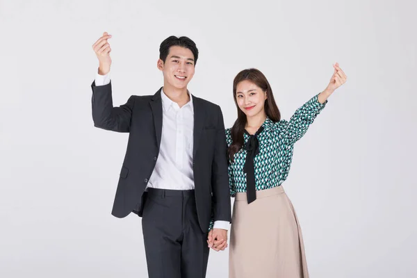 韩国年轻夫妇 男男女女 身穿现代汉博克 心形手部运动 — 图库照片