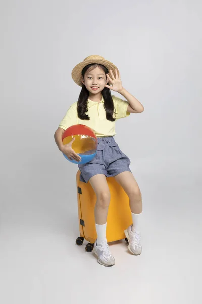 Menina Coreana Vestindo Roupas Ginástica Estúdio Fundo Branco Segurando Uma — Fotografia de Stock