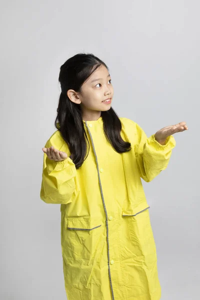 Милая Молодая Корейская Девушка Концепция Сезона Дождей Белом Фоне Студия — стоковое фото