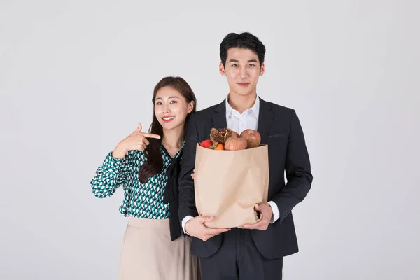 Koreanska Unga Par Man Och Kvinna Bär Modern Hanbok Innehar — Stockfoto