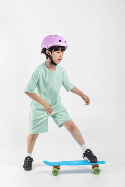 Jovem Coreano Vestindo Roupas Ginástica Fundo Branco Studio Skate — Fotografia de Stock
