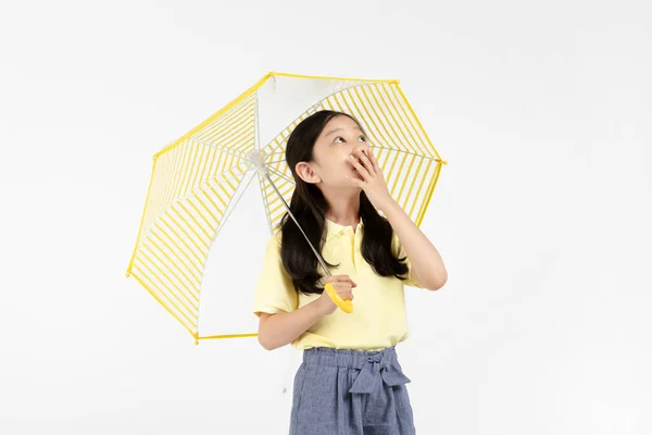 Милая Молодая Корейская Девушка Концепция Сезона Дождей Белом Фоне Студии — стоковое фото