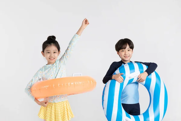 Menino Menina Coreanos Conceito Verão Fundo Branco Segurando Flutuador Inflável — Fotografia de Stock