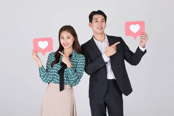 韩国年轻夫妇 男男女女身穿现代汉博克 手持心形仪表板 — 图库照片