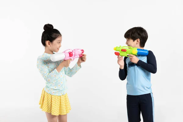 Menino Menina Coreano Conceito Verão Fundo Branco Segurando Uma Arma — Fotografia de Stock