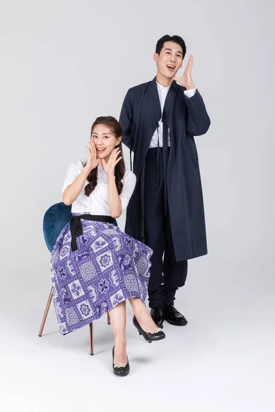 韩国年轻夫妇 男人和女人穿着现代汉博克 — 图库照片