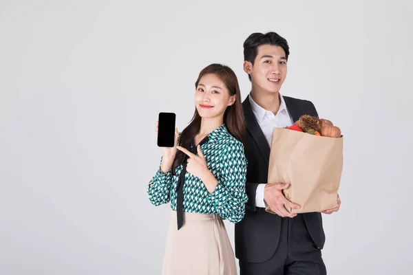 Koreanisches Junges Paar Mann Und Frau Modernem Hanbok Mit Papiertüte — Stockfoto