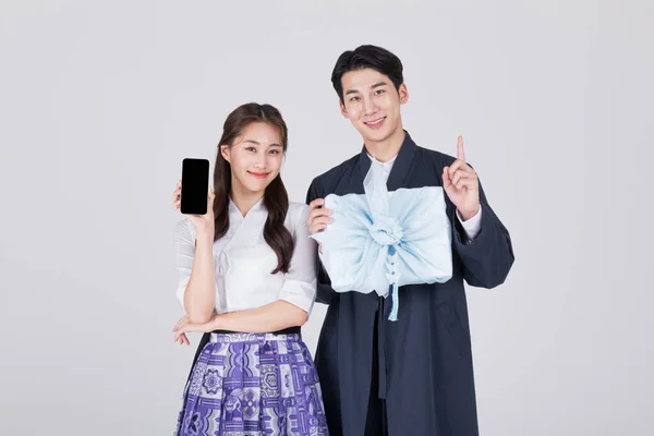 韩国夫妇 20多岁的男女 穿着现代汉博克传统的盒子和智能手机 — 图库照片