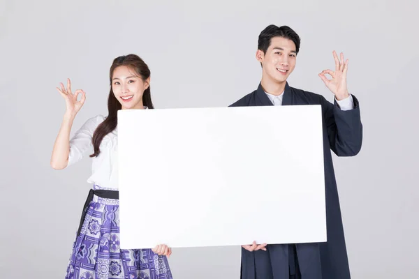 Koreli Çift Yaşlarda Genç Bir Adam Kadın Modern Hanbok Giyiyorlar — Stok fotoğraf