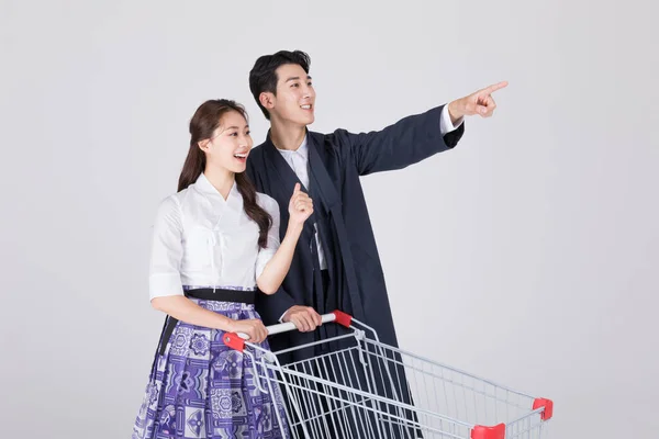 韩国一对20多岁的夫妇 身穿现代汉博克 头戴购物车 — 图库照片