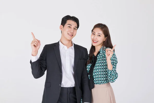 韩国年轻夫妇 男男女女穿着现代汉博克 为他们指明方向 — 图库照片