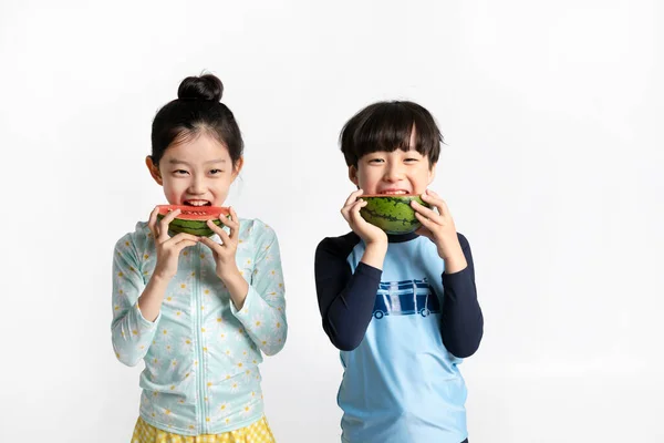 Корейський Хлопчик Дівчинка Літня Концепція Білому Фоні Поїдання Кавуна — стокове фото