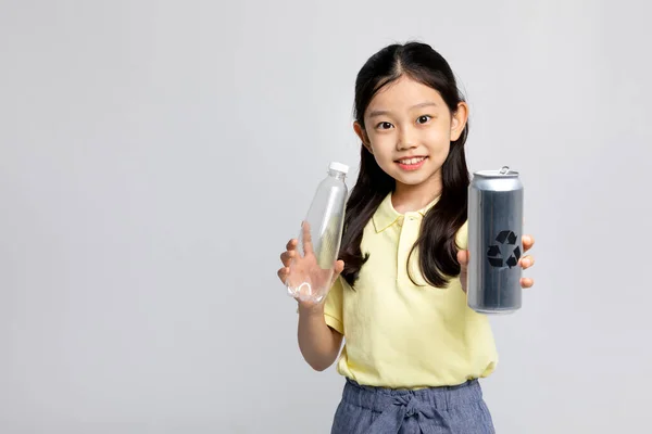 Корейська Дівчина Одягнена Спортивний Одяг Білій Студії Тримає Пластикові Пляшки — стокове фото