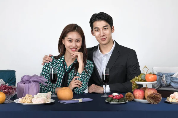 Κορεάτης Νεαρό Ζευγάρι Άνδρας Και Γυναίκα Φορώντας Μοντέρνα Hanbok Χαμογελαστό — Φωτογραφία Αρχείου