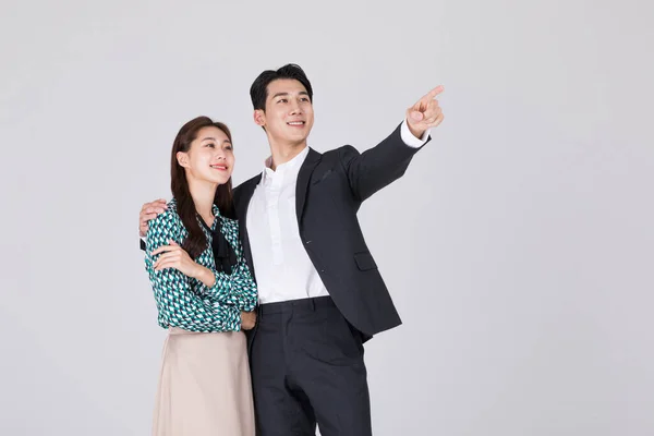 Koreanska Unga Par Man Och Kvinna Bär Modern Hanbok Presentera — Stockfoto