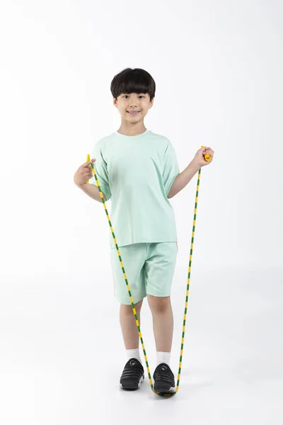 Korejský Mladý Chlapec Tělocvičně Oblečení Bílém Pozadí Studio Jump Rope — Stock fotografie