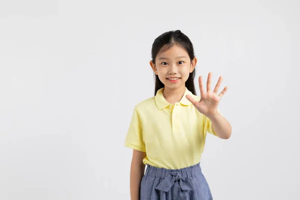韩国女孩穿着运动服在白色背景工作室 停止手部运动 — 图库照片