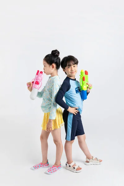 Koreański Chłopiec Dziewczyna Koncepcja Latem Białym Tle Gospodarstwa Pistolet Wodny — Zdjęcie stockowe