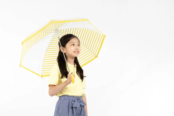 可爱的年轻韩国女孩 雨季的概念在白色背景工作室_ _拿着一把雨伞 遥望远方 — 图库照片