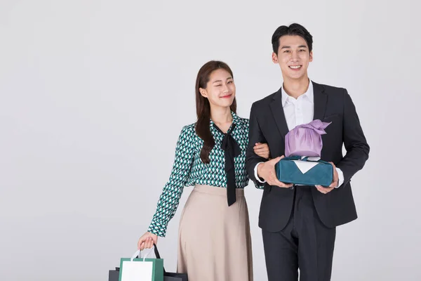 韩国年轻夫妇 男男女女 身穿现代汉博克 手持纸袋和礼品盒 — 图库照片